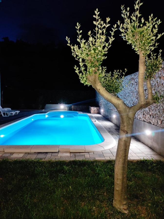Village Holiday Apartman With Heated Pool Maslina Kostanje Eksteriør billede