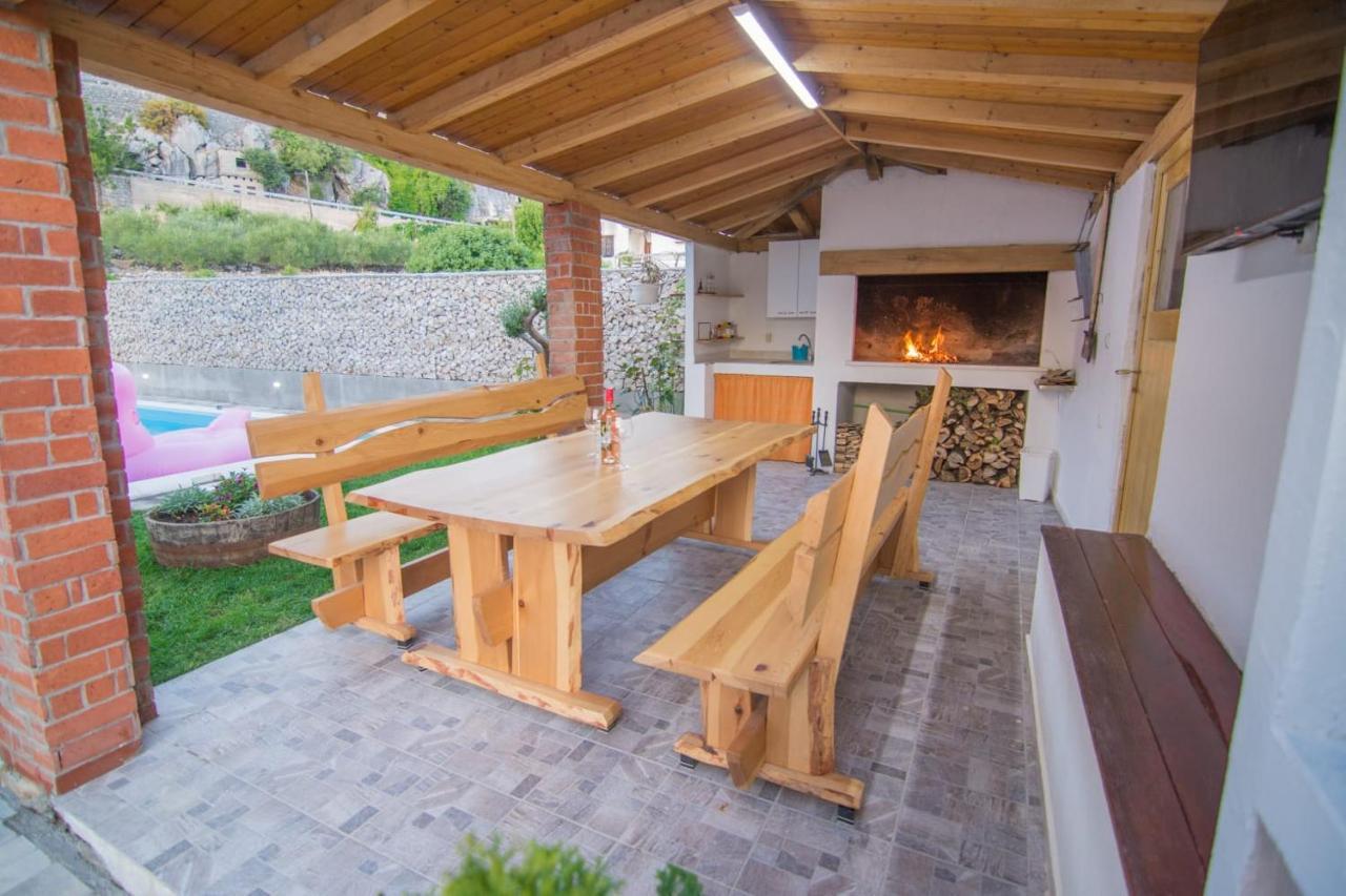 Village Holiday Apartman With Heated Pool Maslina Kostanje Eksteriør billede