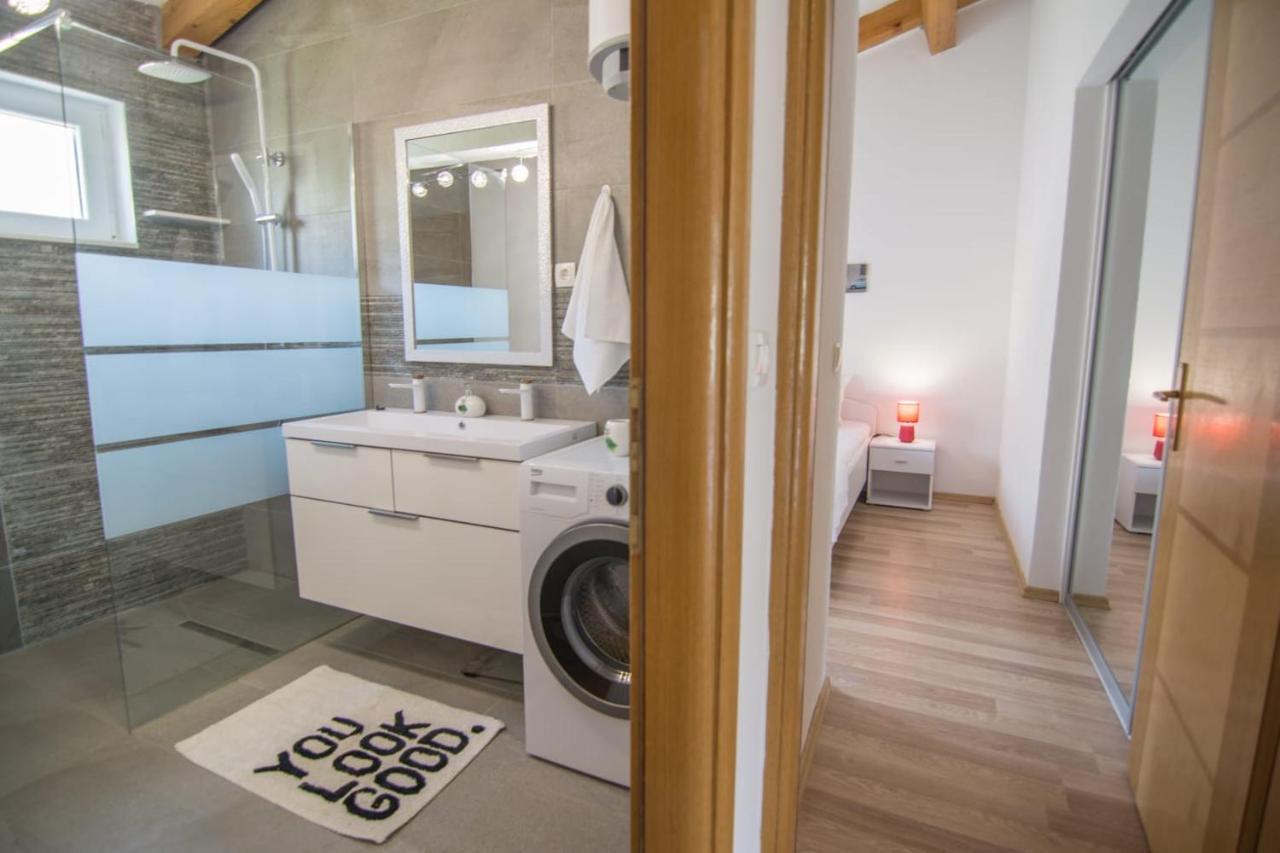 Village Holiday Apartman With Heated Pool Maslina Kostanje Eksteriør billede