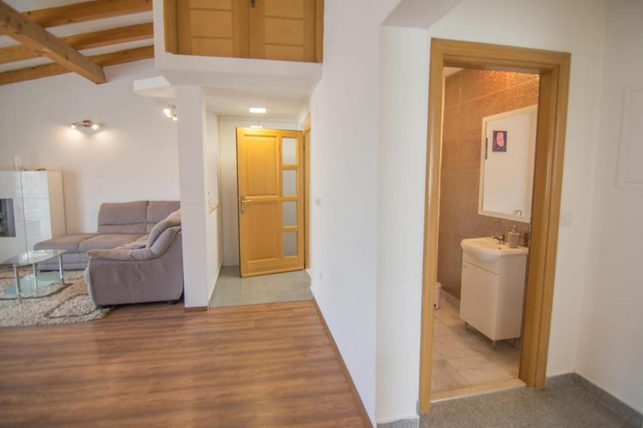 Village Holiday Apartman With Heated Pool Maslina Kostanje Eksteriør billede