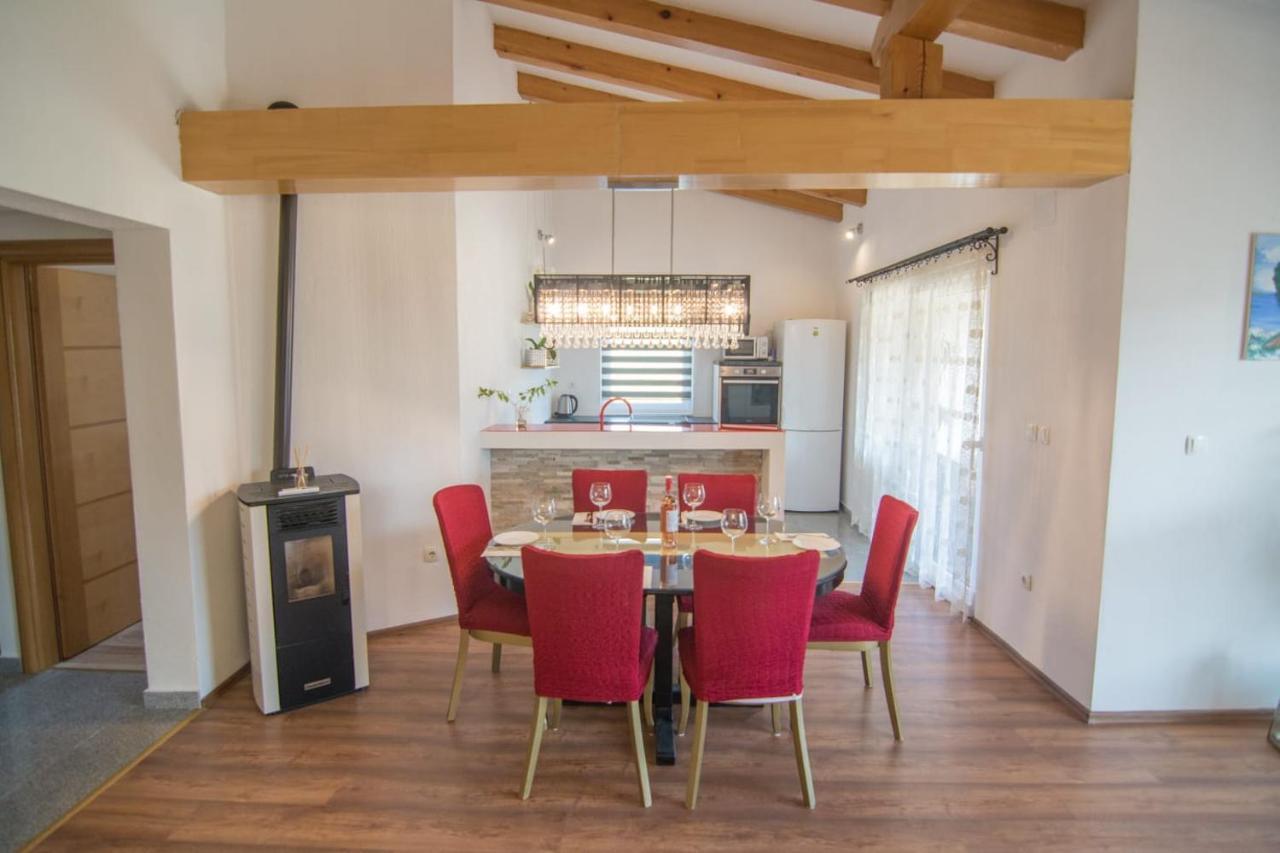 Village Holiday Apartman With Heated Pool Maslina Kostanje Eksteriør billede