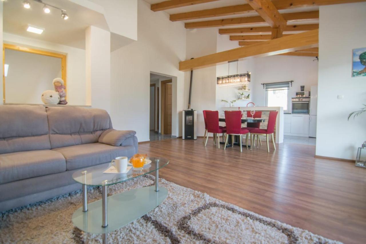 Village Holiday Apartman With Heated Pool Maslina Kostanje Eksteriør billede