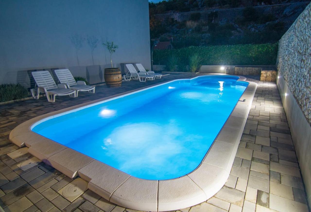 Village Holiday Apartman With Heated Pool Maslina Kostanje Eksteriør billede